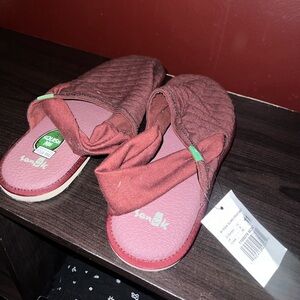 NWT sanuk yoga mat sling backs